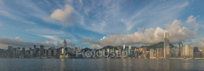 Vue panoramique sur la ville et la mer, Hong Kong, Chine — Photo de stock
