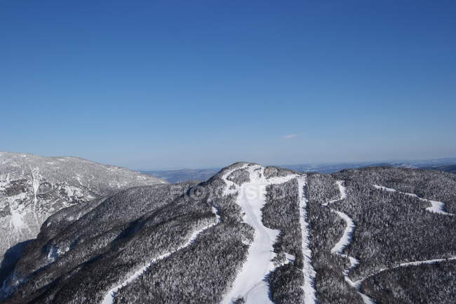 Сніг вкритий сірими горами пейзаж і блакитне небо — стокове фото