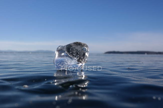 Eau de mer et glace au premier plan — Photo de stock