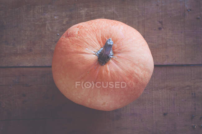 Close up of fresh ripe red onion on wooden background — Stock Photo