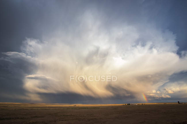 Nuvola piovosa in cielo sopra paesaggio di campagna — Foto stock