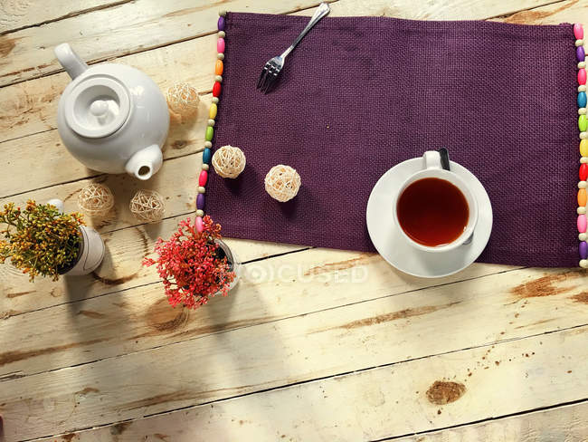 Théière et tasse de thé sur table en bois, vue sur le dessus — Photo de stock