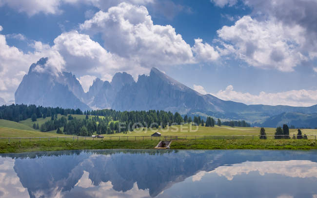 Beau paysage de montagnes rocheuses, lac avec ciel et nuages reflets — Photo de stock