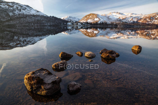 Bellissimo paesaggio montano e lago con rocce — Foto stock