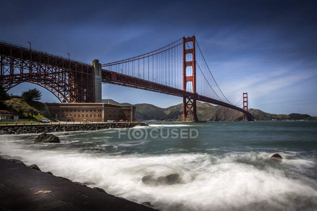 Ich fuhr an diesem Frühlingstag mit dem Fahrrad über die Brücke, als ich einen solchen Kontrast zwischen Himmel und Meer sah, dass ich anhalten und dieses Bild einfangen musste. Die Golden Gate Bridge bietet so viele fantastische Ausblicke, eingebettet in den Ozean und jede sich ändernde Prognose — Stockfoto