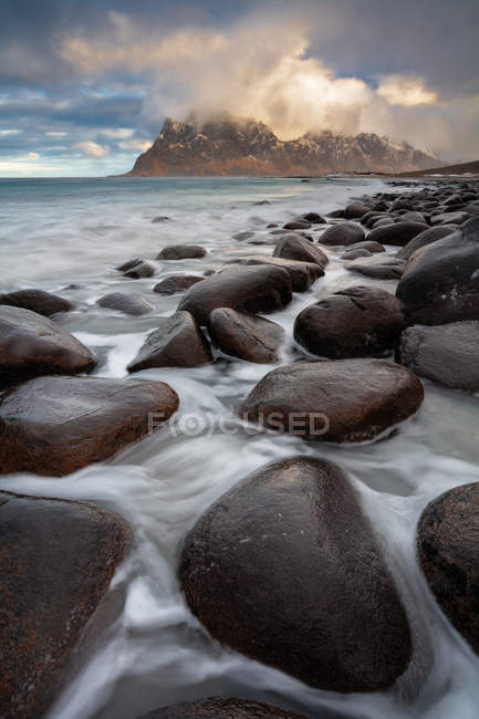 Lunga esposizione, acqua di mare con pietre — Foto stock