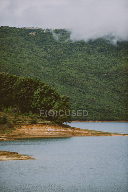 Мальовничий вид на красиве озеро з деревами в Прозор, рама — стокове фото