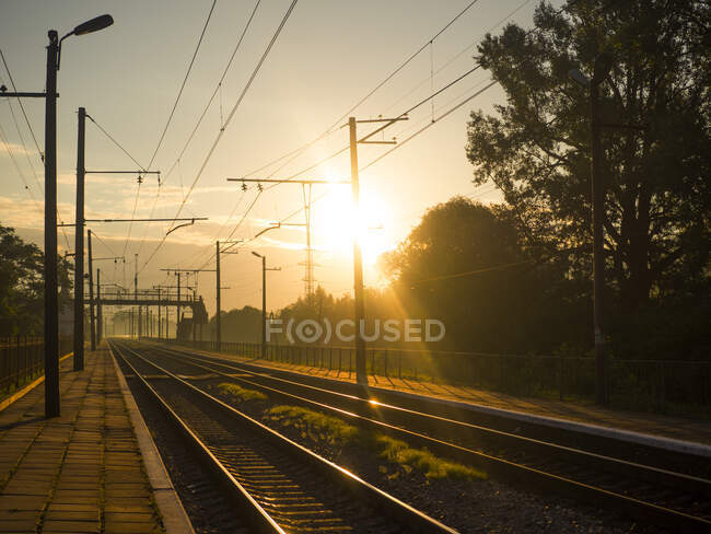 Quai de train au lever du soleil — Photo de stock