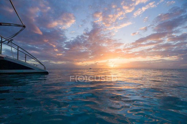 Belo céu por do sol e superfície da água do mar — Fotografia de Stock