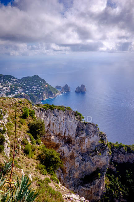 Beau paysage de montagnes rocheuses et la mer — Photo de stock