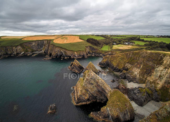 Sea water, cliffs and rocks — Stock Photo