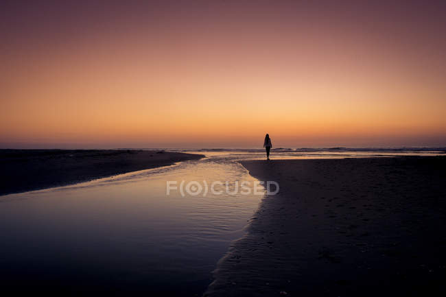 Bellissimo cielo tramonto e silhouette donna al fiume — Foto stock