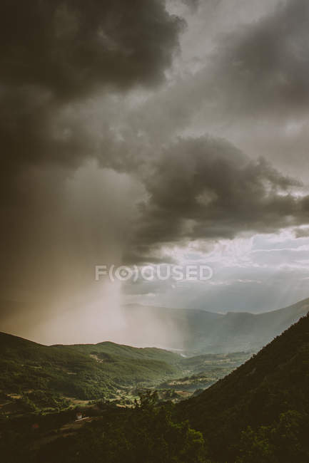 Vista panorámica de la tormenta sobre un lago en Prozor, Rama, Bosnia y Herzegovina - foto de stock