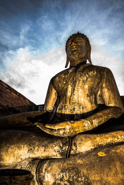 Estátua de Buda do templo ao pôr do sol. — Fotografia de Stock