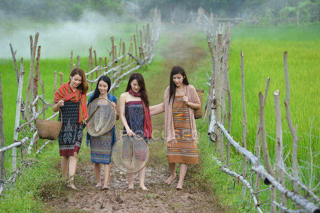 Asiatin in traditioneller thailändischer Kultur, zu Fuß nach Hause auf dem Feld, Vintage-Stil — Stockfoto
