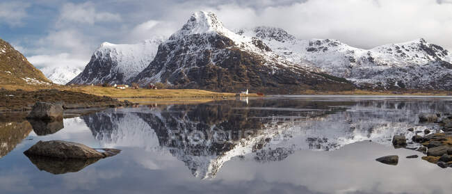 Schöne Landschaft in den Bergen mit Spiegelung im Wasser — Stockfoto