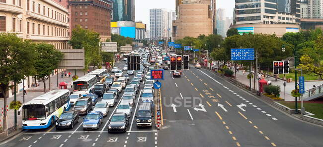 Traffic jam stopped by a traffic light in Shanghai, China — Stock Photo