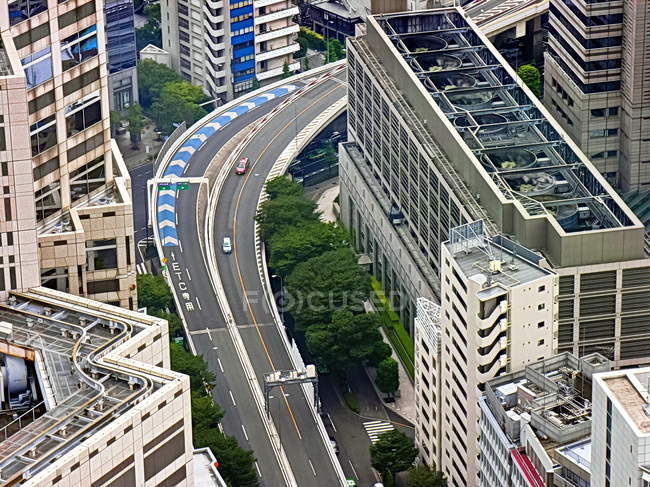 Vista aerea di grattacieli oltre che di autostrada — Foto stock