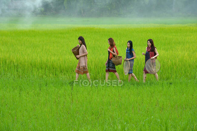 Asiatin in traditioneller thailändischer Kultur, zu Fuß nach Hause auf dem Feld, Vintage-Stil — Stockfoto