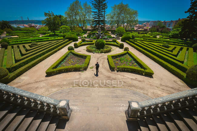 Mann spaziert durch schönen Park in Lissabon, Portugal — Stockfoto