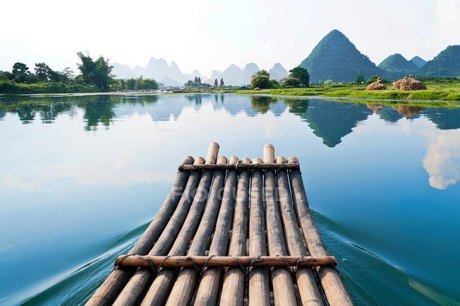Malerischer Blick auf Bambus-Rafting im Fluss Li, Guilin - Yangshou China — Stockfoto