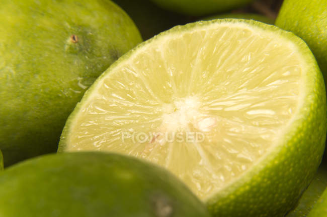 Approach to a lemon where you can see the details of its pulp and seeds — Stock Photo
