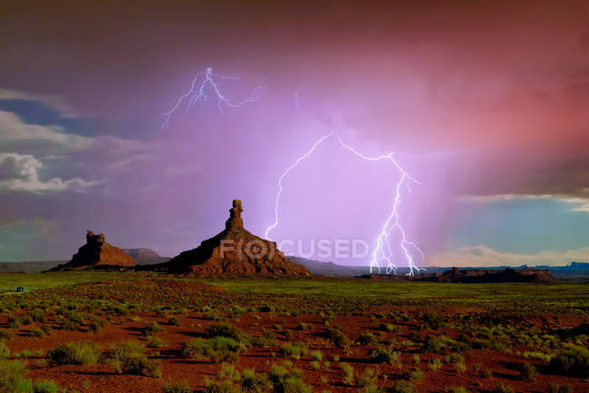 Una representación de una tormenta eléctrica moviéndose a través del Valle de los Dioses de Utah, EE.UU. - foto de stock
