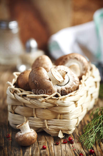 Cogumelos de champignon frescos em close-up cesta — Fotografia de Stock