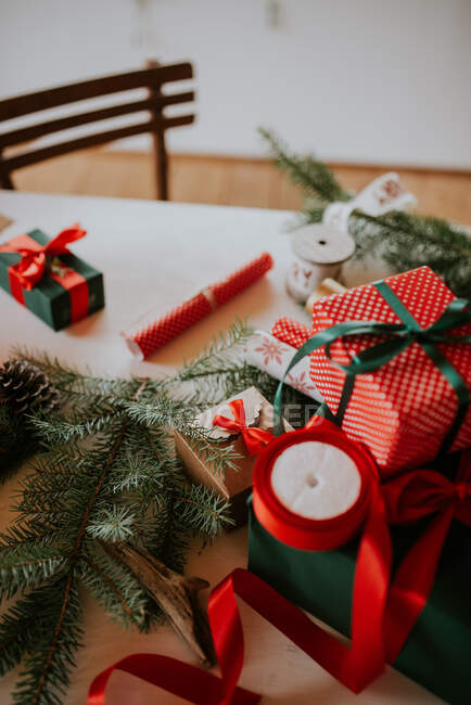 Weihnachtsdekoration mit Geschenken — Stockfoto