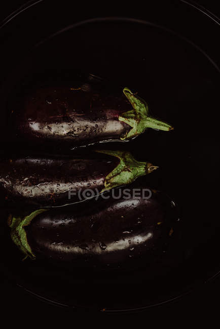 Tre cavoli viola freschi in ciotola — Foto stock