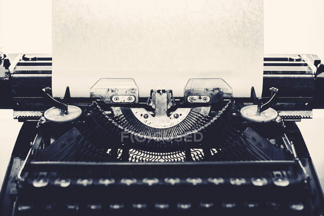 Máquina de escribir con hoja de papel con fondo blanco. Espacio para tu texto. - foto de stock