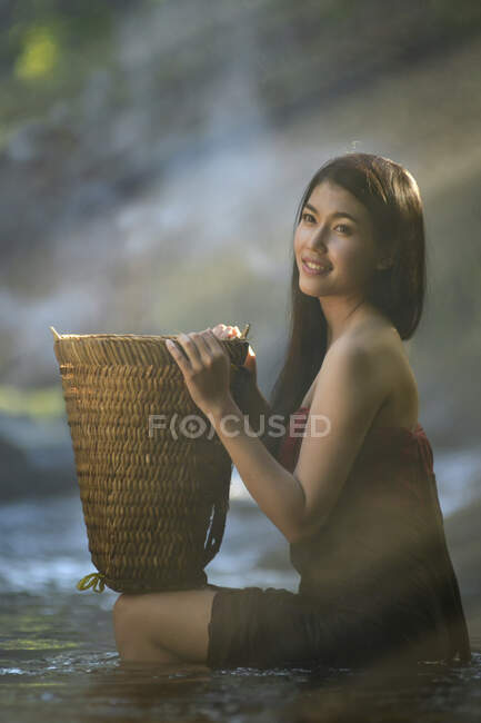 Belle femme asiatique en cascade — Photo de stock