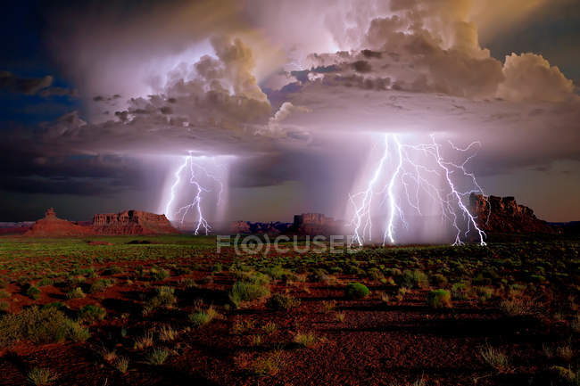 Uma composição artística retratando uma única célula de tempestade se movendo através da paisagem em Utah Valley of the Gods, Usa — Fotografia de Stock