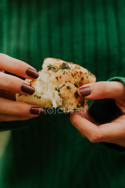 Vue rapprochée des mains de femme tenant du pain cuit au four — Photo de stock