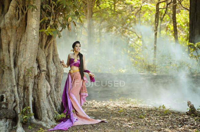 Mulher asiática vestindo pessoas tailandesas tradicionais — Fotografia de Stock