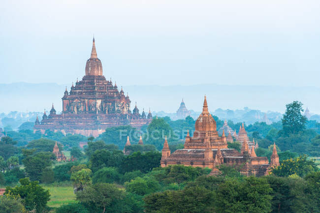L'une des beautés de passer du temps dans ce qui est maintenant officiellement appelé les sites archéologiques Bagan en Asie et fournir des vues tout à fait différent de n'importe où ailleurs sur terre. — Photo de stock