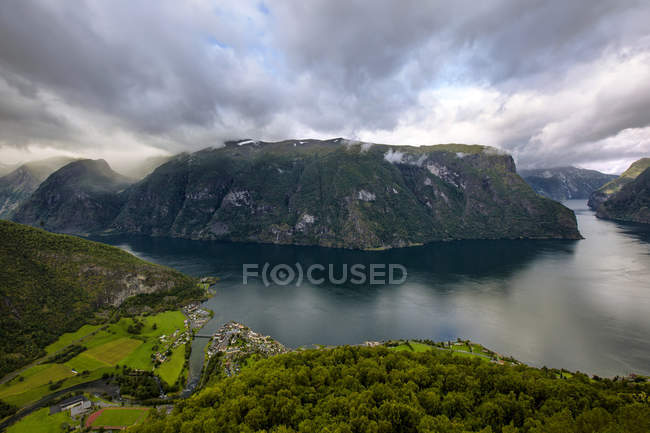 Luftaufnahme des aurlandsfjords vom Stegastein-Aussichtspunkt, sogn og fjordane county, norwa — Stockfoto