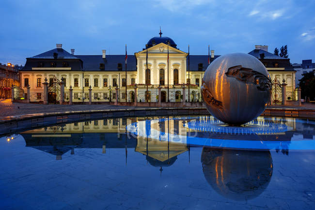 Blaue Stunde im Grassalkowitsch-Palast mit dem Erdbrunnen, Bratislava, Slowakei — Stockfoto