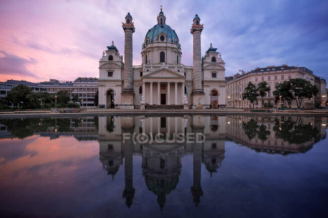 Salida del sol con Karlskirche (Iglesia de San Carlos) en el lado sur de Karlsplatz, Viena, Austria - foto de stock