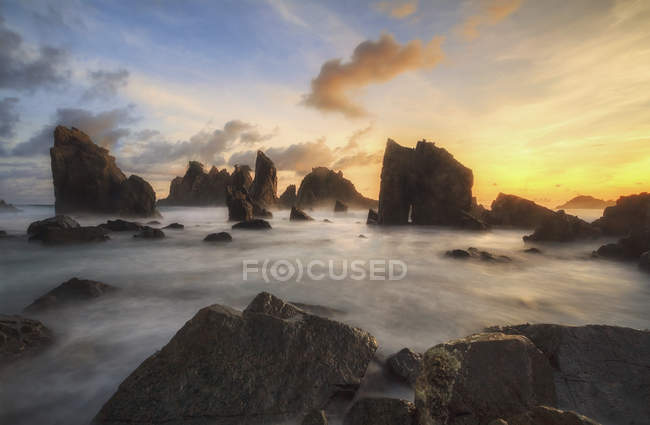 Pedras incríveis na praia ao pôr-do-sol. Locais em Pegadung Beach Lampung, Indonésia . — Fotografia de Stock