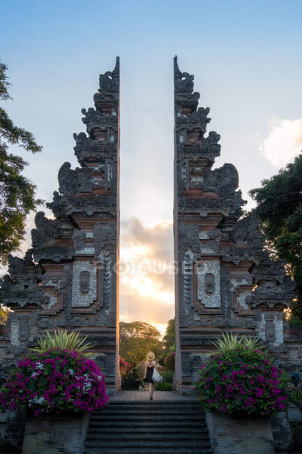 Bali is an Indonesian island known for its forested volcanic mountains, iconic rice paddies, beaches and coral reefs. The island is home to religious sites such as cliffside Uluwatu Temple. — Stock Photo