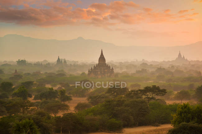 A planície de Bagan durante o pôr do sol, Mandalay Myanmar — Fotografia de Stock