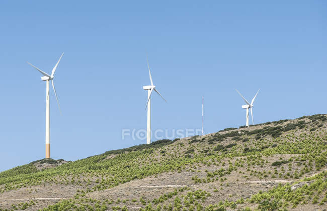 Vista panorâmica das turbinas eólicas em uma colina. Céu azul — Fotografia de Stock