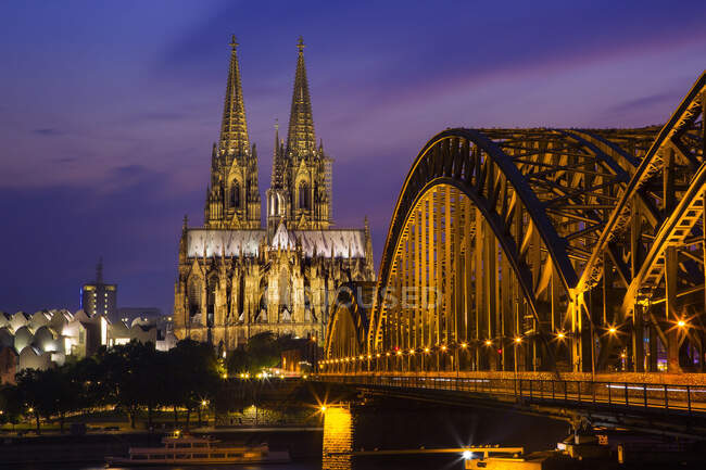 Kölner Dom, Deutschland-9. Juli 2018: Das berühmte Wahrzeichen der Stadt Straßburg — Stockfoto