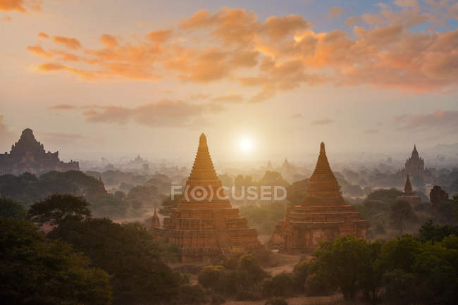 Vista panorámica de la llanura de Bagan durante el amanecer, Mandalay, Myanmar - foto de stock