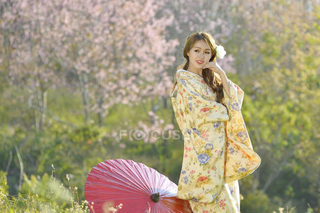 Asiatico donna indossare tradizionale giapponese kimono — Foto stock
