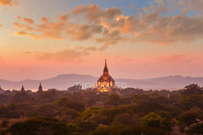 Scenic view of The Ancient temple in Bagan after sunset, Bagan Myanmar — Stock Photo
