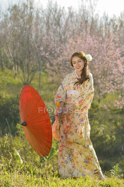 Menina japonesa em vestido tradicional chamado Kimono com Sakura flor — Fotografia de Stock