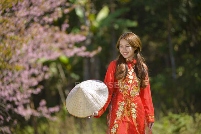 Mujer asiática usando kimono japonés tradicional - foto de stock