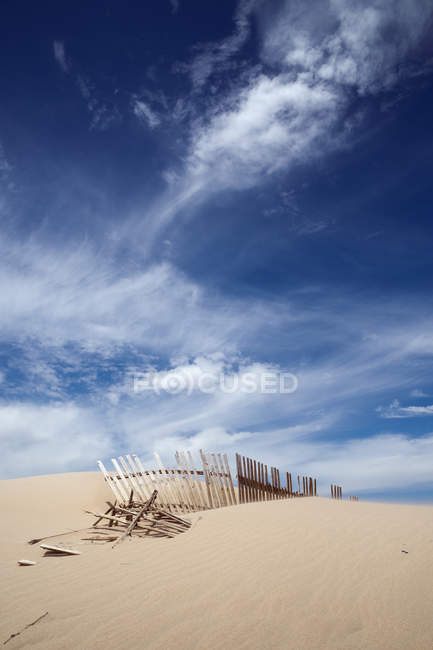 Живописный вид на деревянный забор в песчаных дюнах, пляж Вальдевакерос, тарифа, Кадис, Андалусия, Испания — стоковое фото
